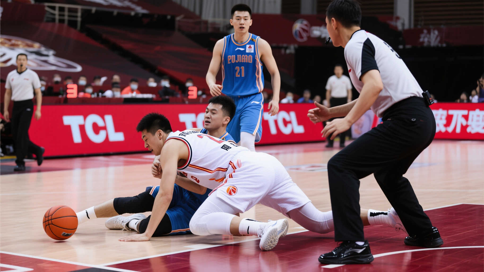 裁判漏吹?红队11号疑似肘击蓝队9号致其倒地引热议 裁判漏吹?红队11号疑似肘击蓝队9号致其倒地引热议