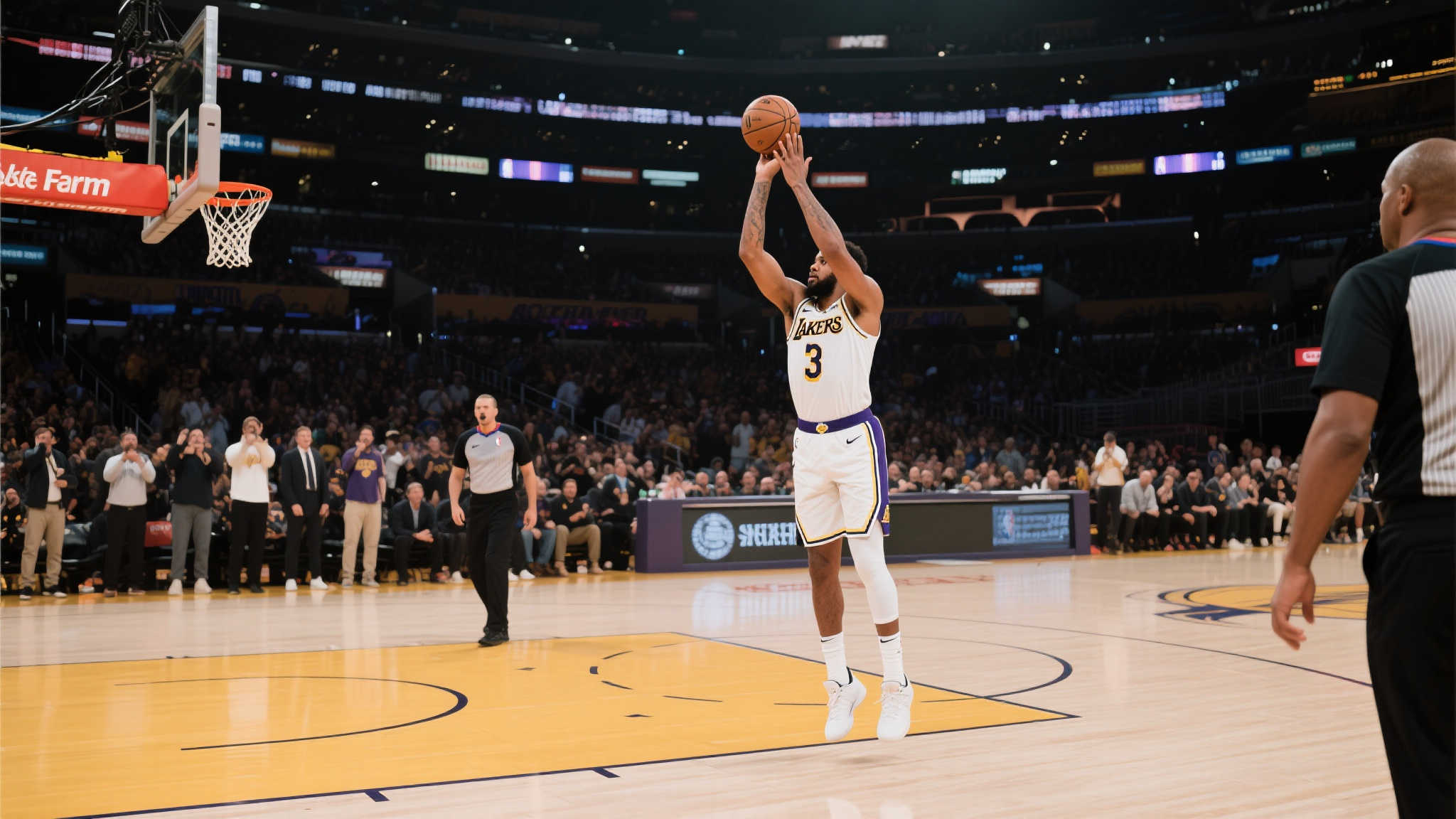 遗憾！哈利伯顿因伤首节退场，全场7分钟砍下9分